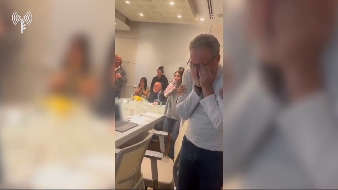 התרגשות שיא: משפחות החטופות צופות ברגעי החבירה לכוח צה״ל