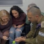 תיעוד מרגש: אמהות 3 החטופות צופות בבנותיהן חוזרת הביתה