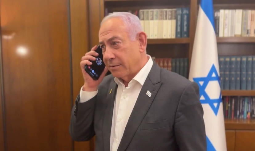 השיחה בין רה"מ למתאם השבויים והנעדרים בזמן חזרת החטופות