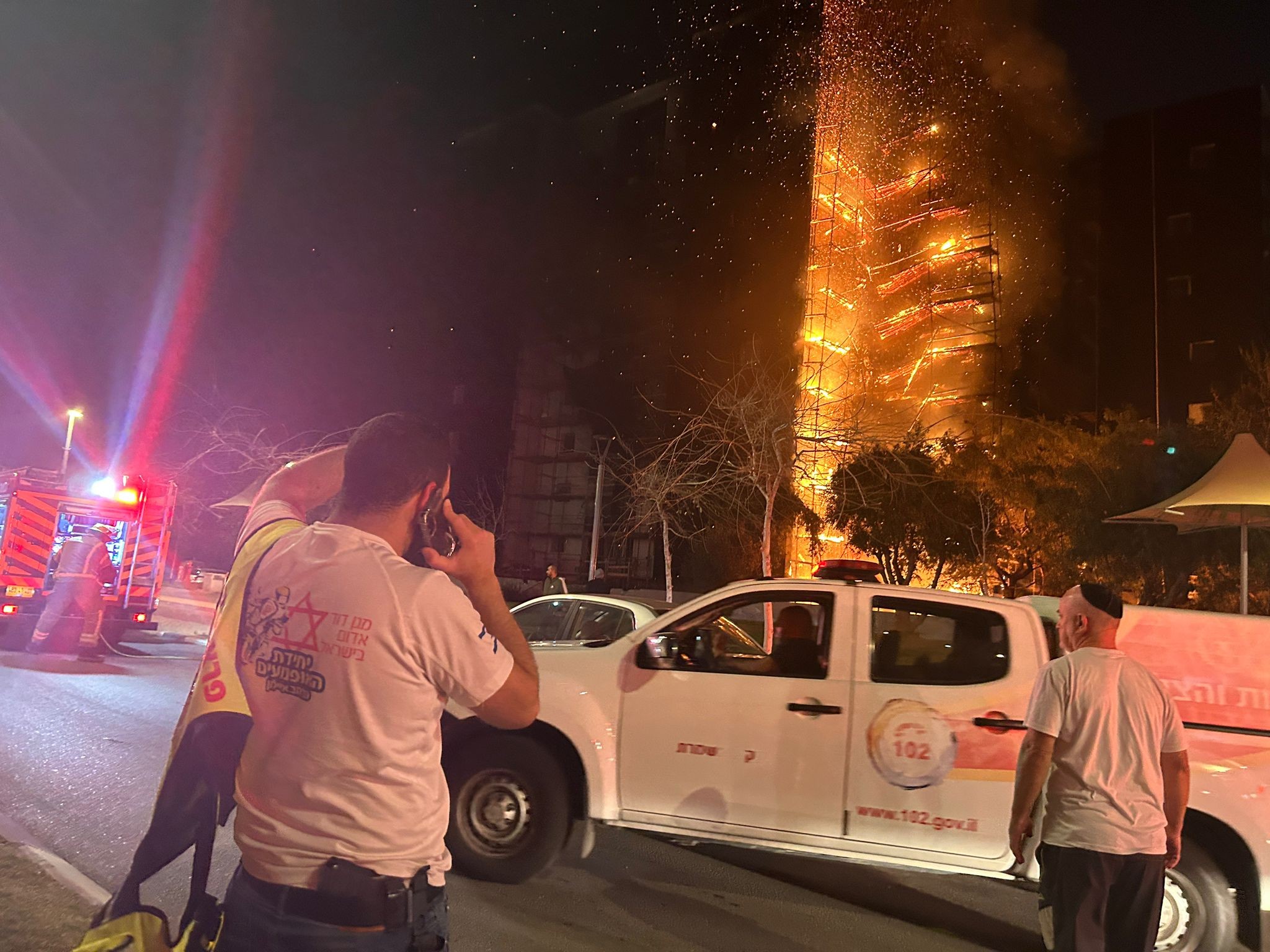 8 נפגעים בשריפה בבניין בבת ים, בהם גבר בן 75 במצב קשה