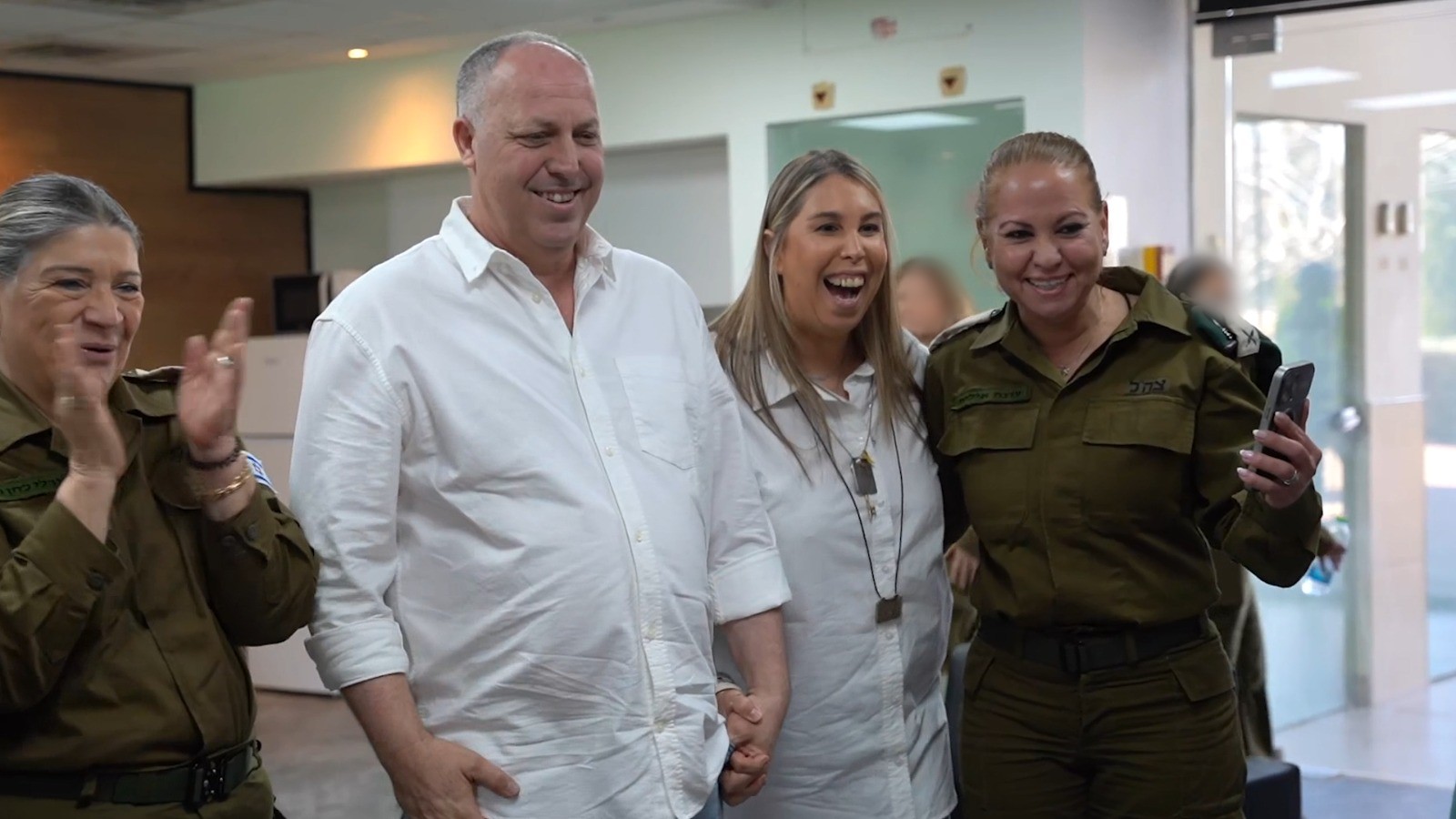 תיעוד מרגש: הוריה של אגם ברגר צופים בהעברתה לידי הצלב האדום