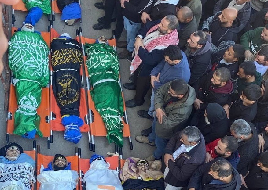 כשהם עטופים בדגלי טרור: בטמון ערכו הלוויות המוניות למחבלים