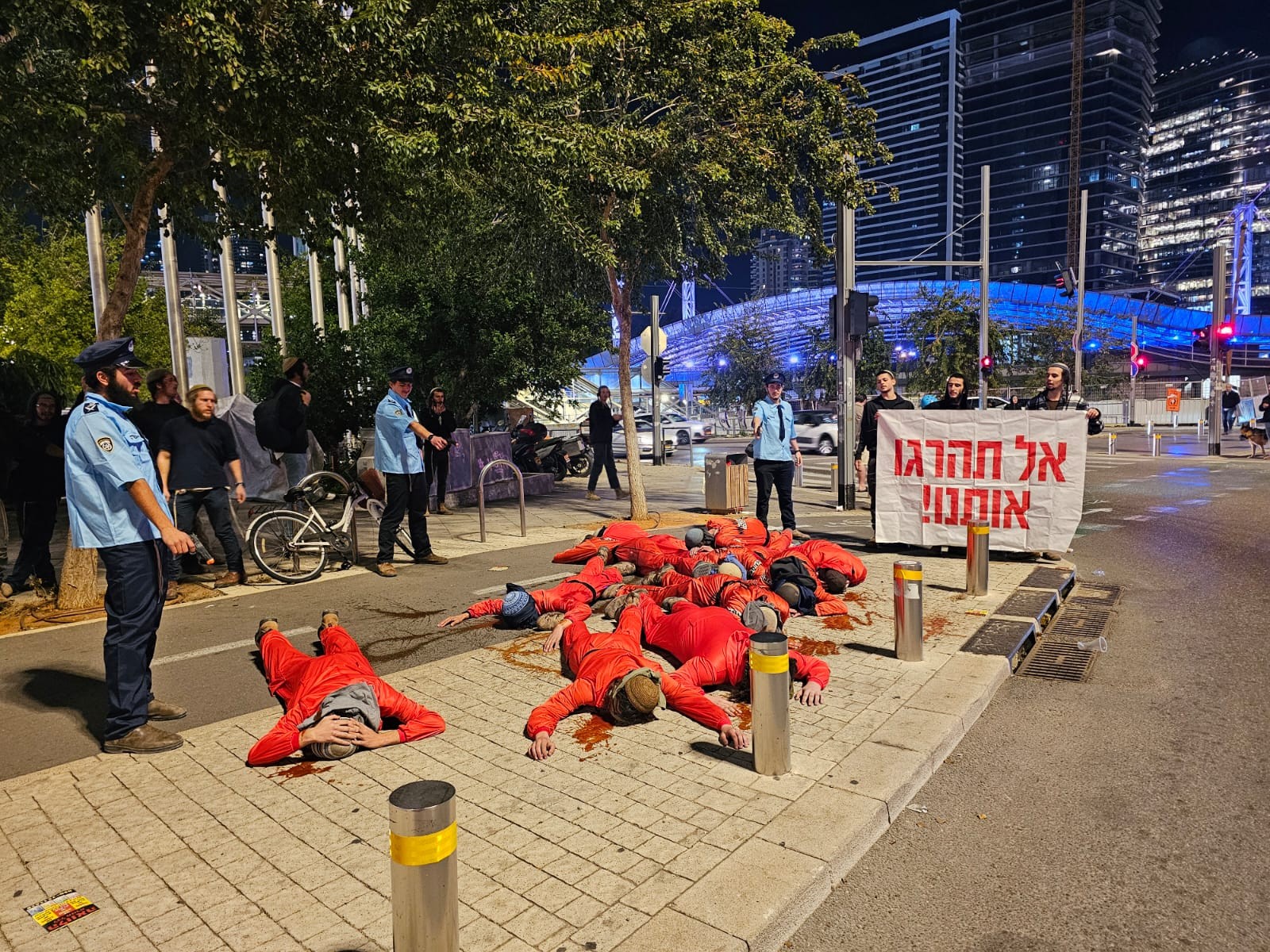 "אל תהרגו אותנו": מיצג מחאה בתל אביב נגד ירי השוטר בשומרון