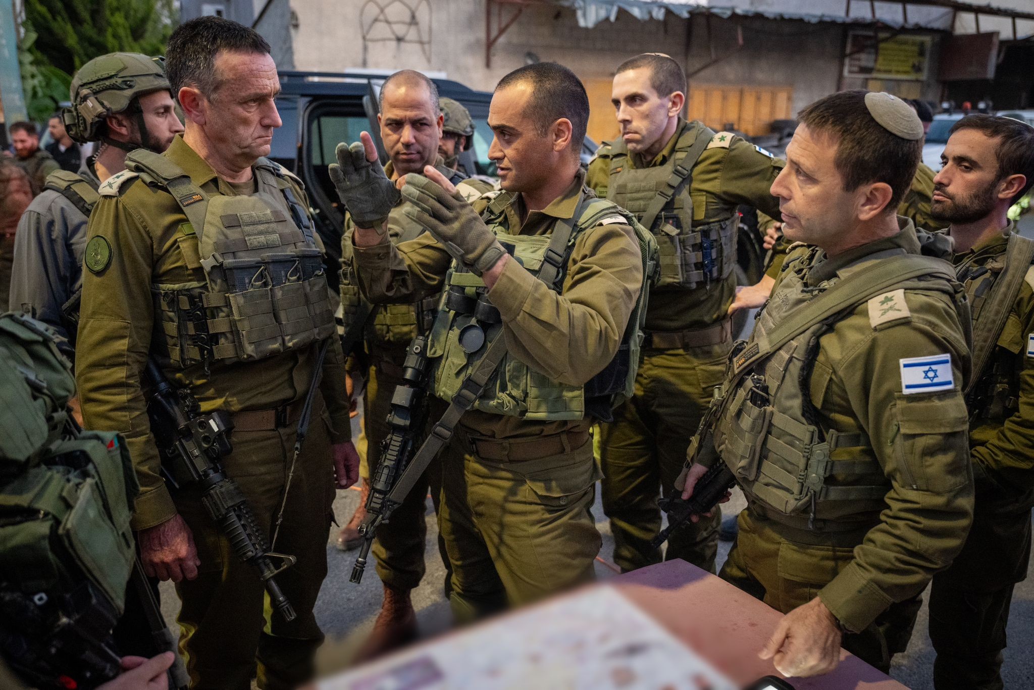 המצוד אחר המחבלים נמשך, הרמטכ"ל בזירת הפיגוע: "נגיע אליהם"
