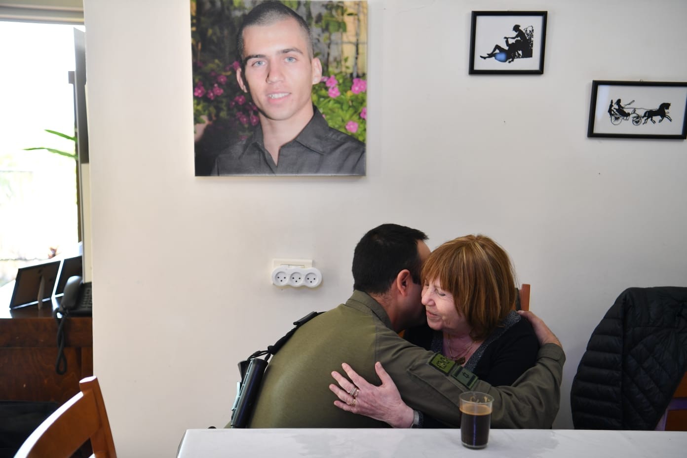 "חבר אהוב": מפקד הגדוד בו שירת אורון שאול ביקר את משפחתו