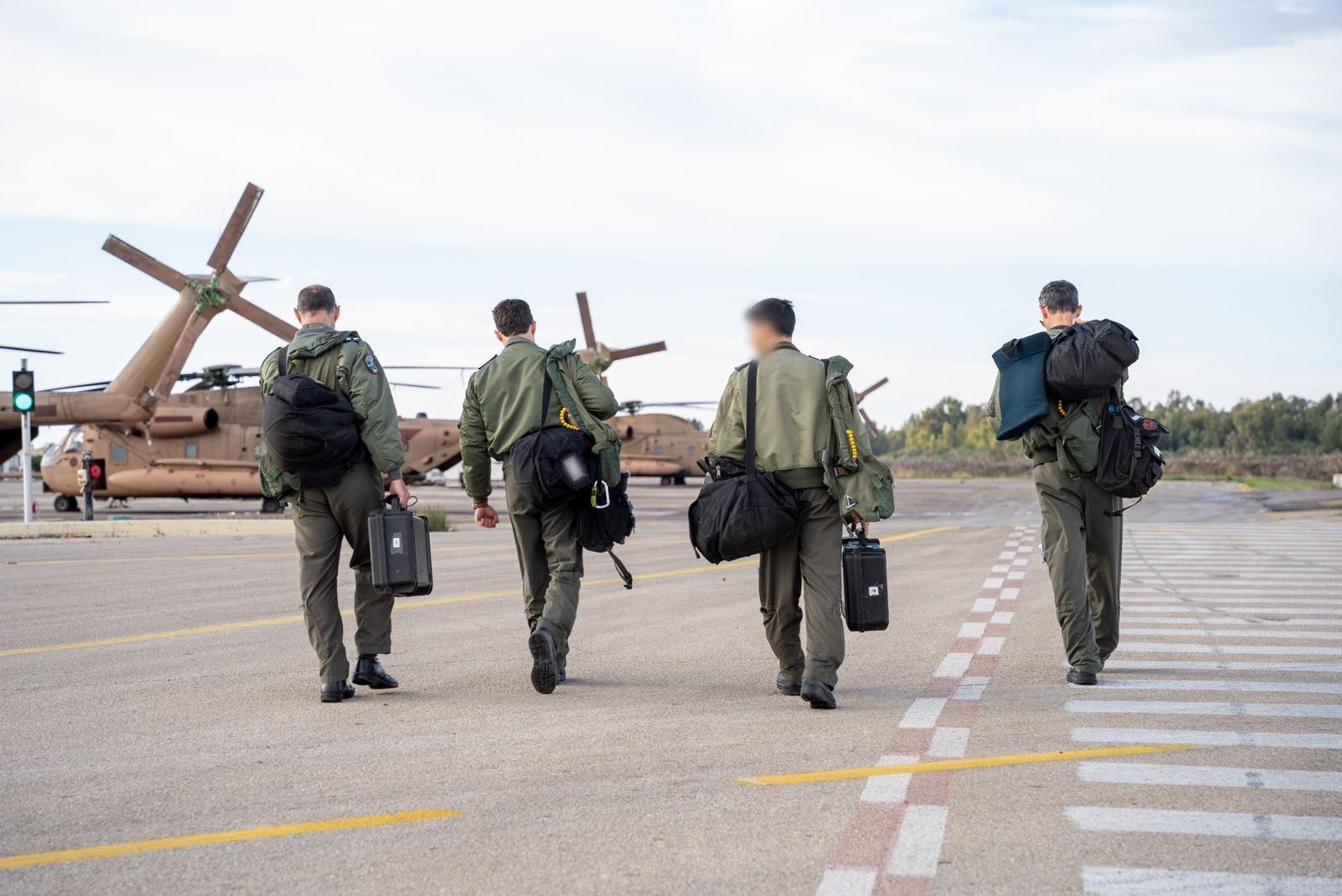 "הדמעות ירדו מעצמן": הטייס שלקח חלק בהחזרת החטופות מספר