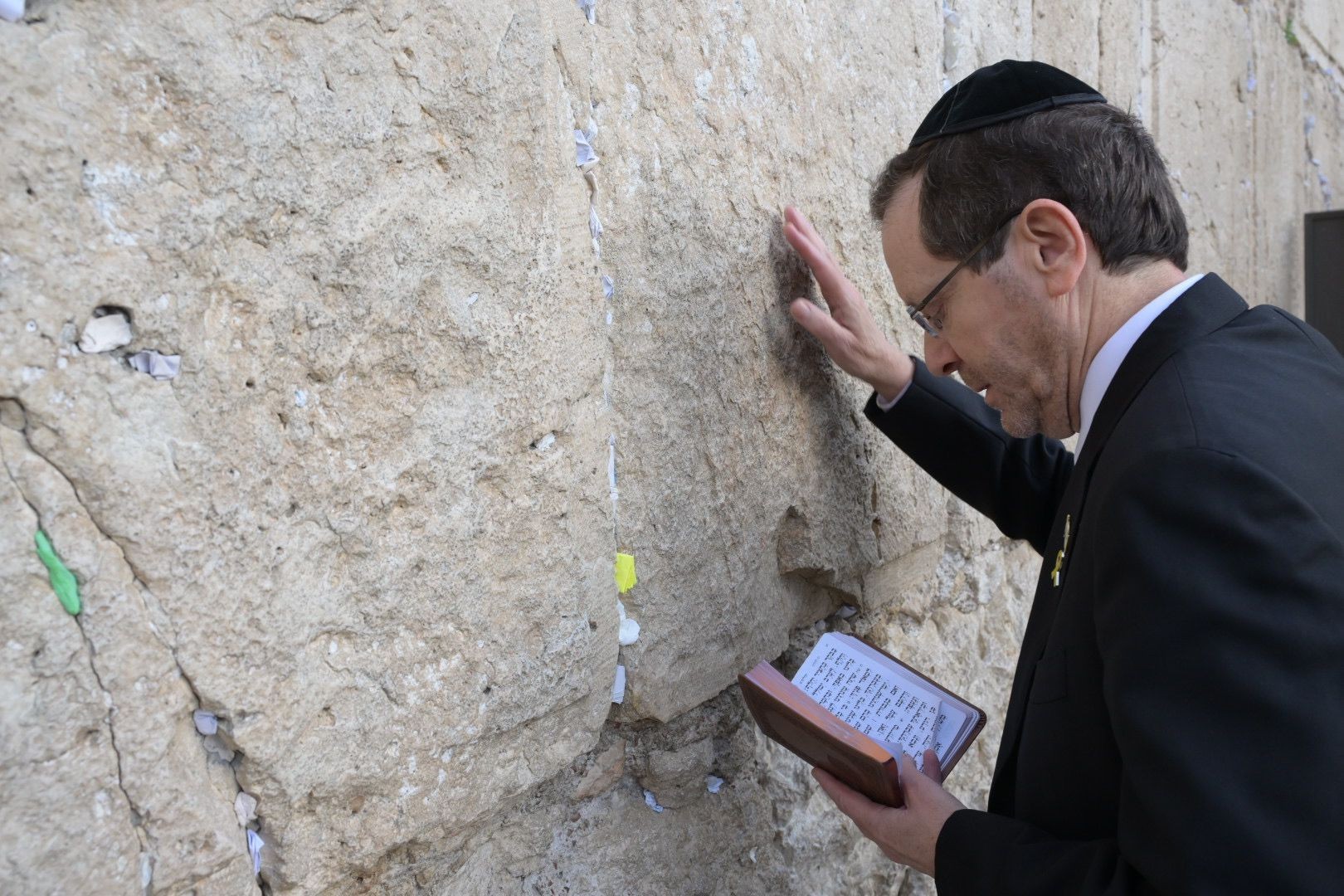 לקראת השבת החטופים: נשיא המדינה הרצוג הגיע לתפילה בכותל