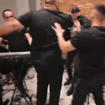 קשה לצפייה: הזמר עופר לוי הותקף באלימות קשה