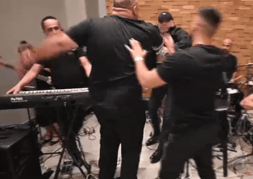 קשה לצפייה: הזמר עופר לוי הותקף באלימות קשה