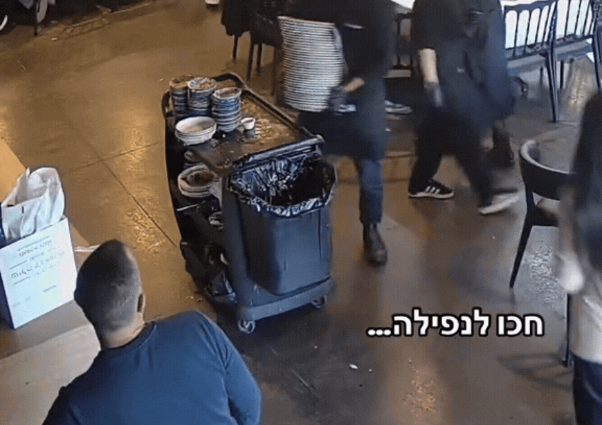 משעשע: המלצר שבר ערימה של צלחות, כך הגיבו הסועדים | צפו