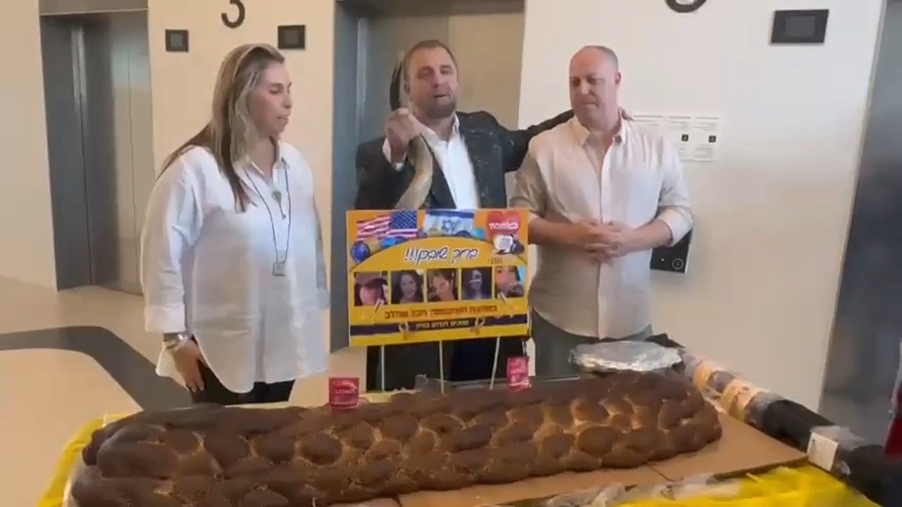 בבית החולים: הוריה של אגם ברגר בקבלת שבת מרגשת