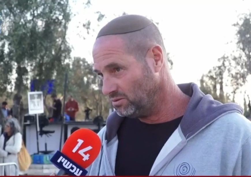 האב שכול מוחה נגד העסקה: "חוששים מכניעה מסוכנת למדינת טרור"