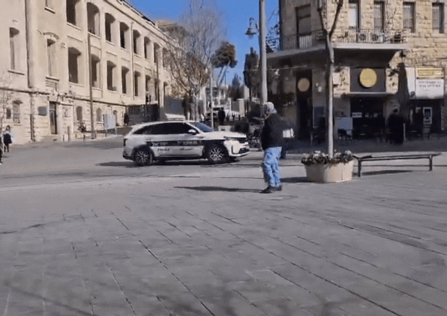 באזור אסור לכלי רכב פרטי: ניידת משטרה דרסה הולך רגל בי-ם