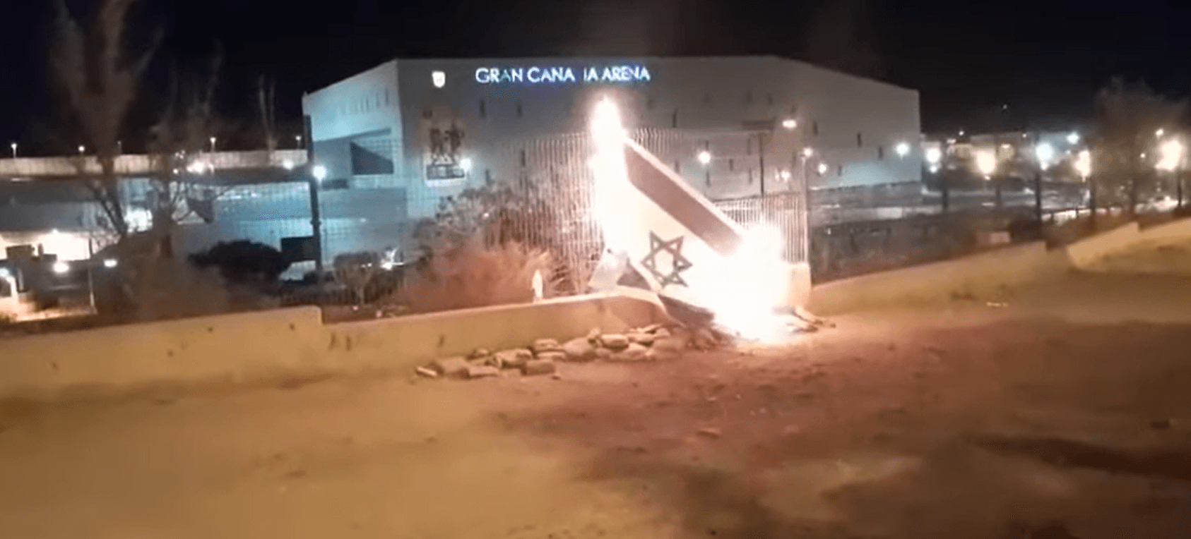 אנטישמים שרפו דגל ישראל לפני משחק של הפועל תל אביב בספרד