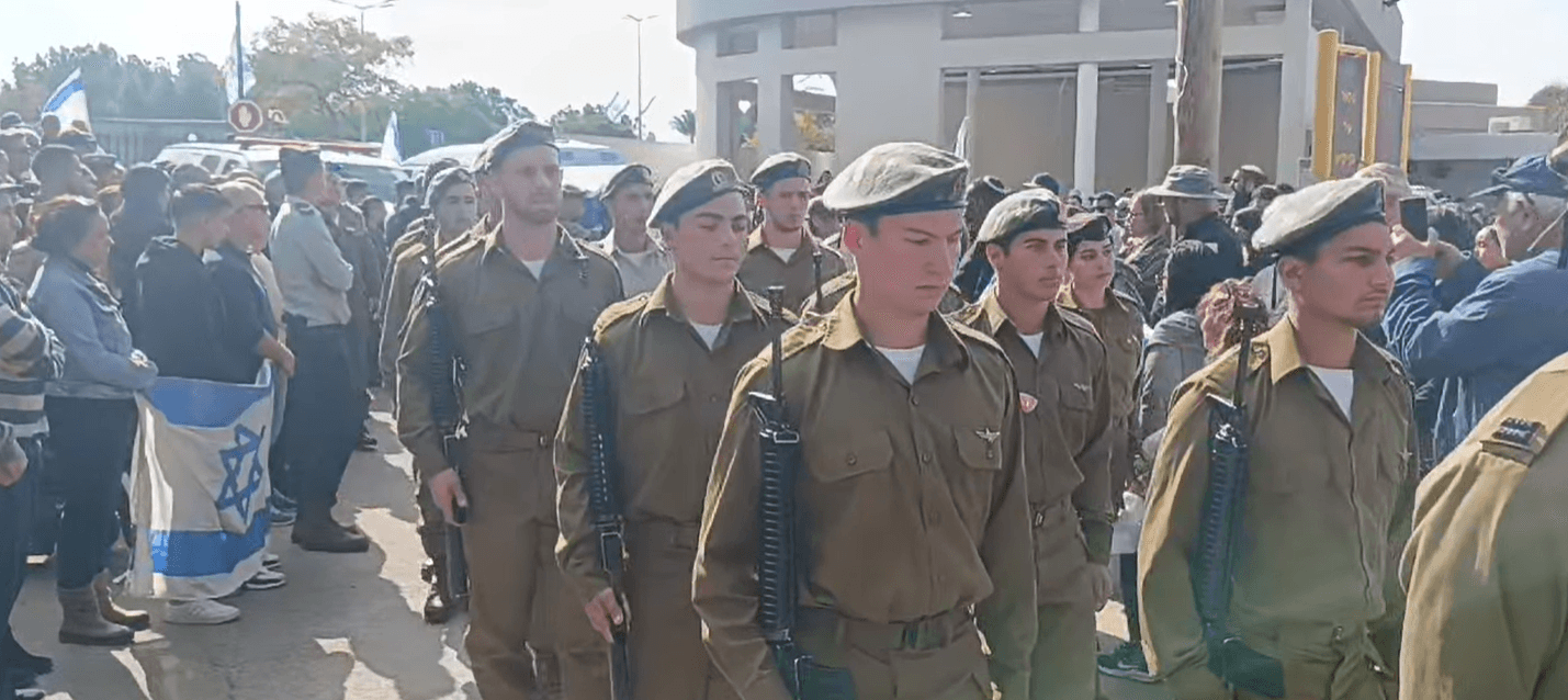דגלי ישראל ומטח כבוד: ליאם חזי ז"ל הובא למנוחות בראש העין