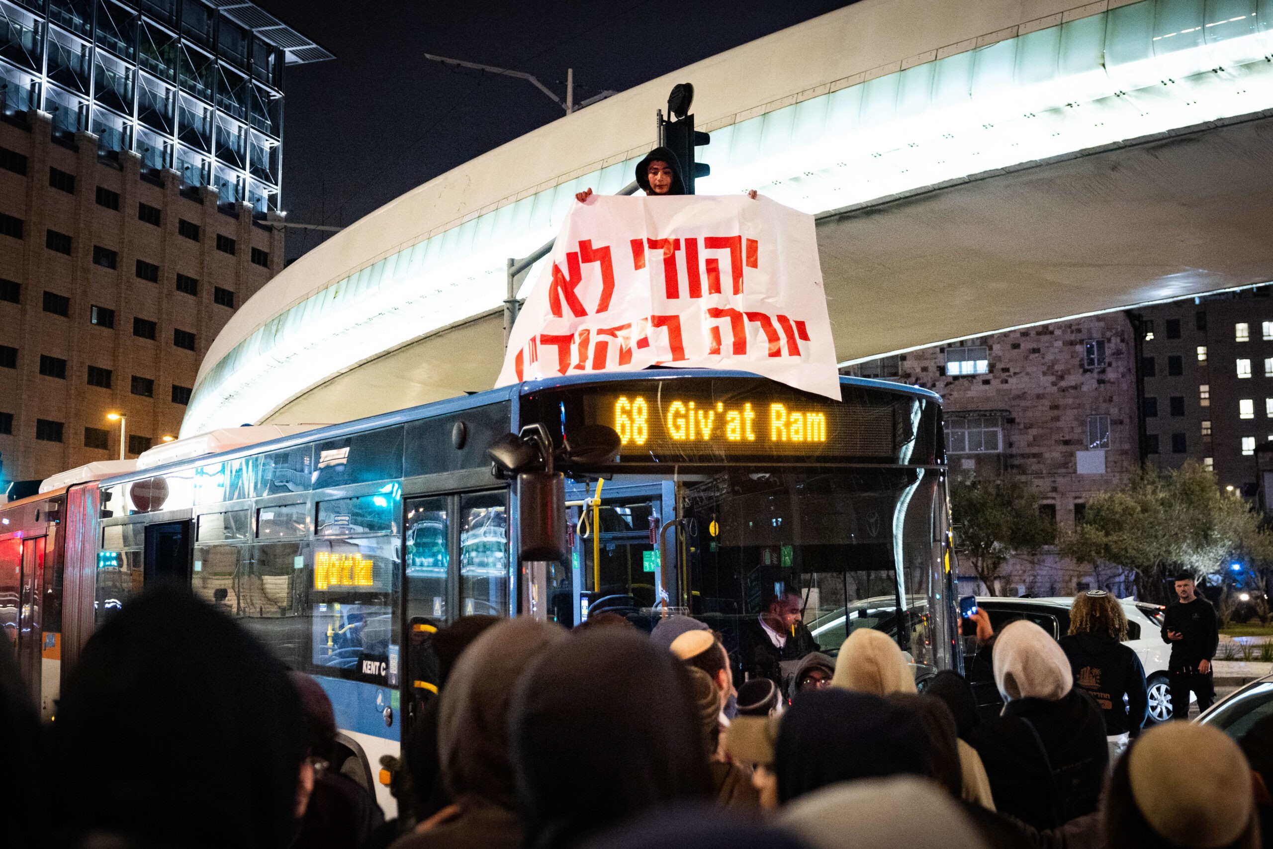 דרישה מהמפכ"ל: לבטל את רישיון הנשק של השוטר שירה במתיישבים