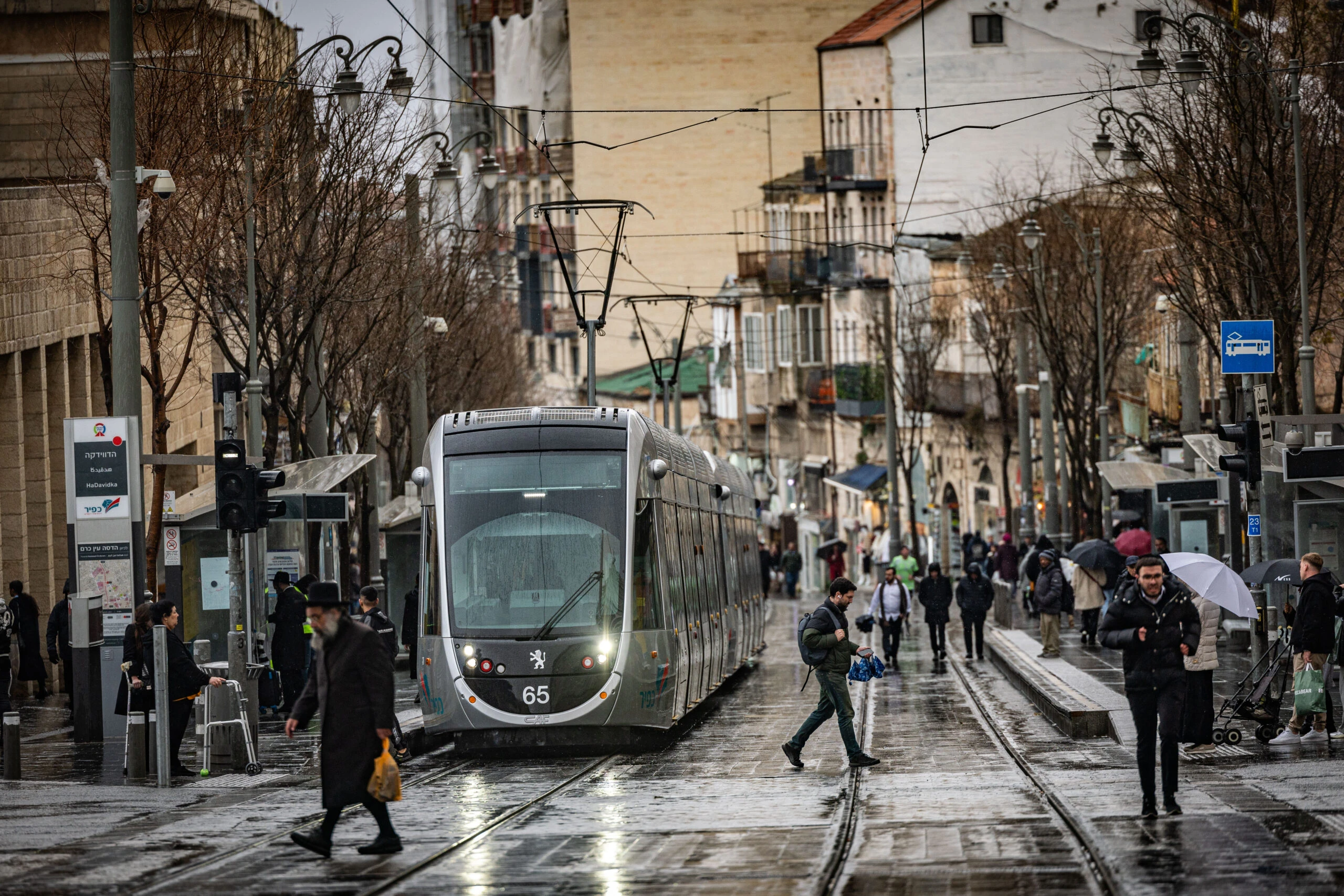 גבר כבן 30 חולץ משריפה בבית פרטי בירושלים, מצבו קשה