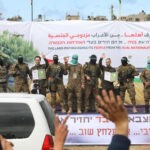חמאס הביא שני חטופים שנותרו בשבי – רק כדי לצפות בטקס השחרור
