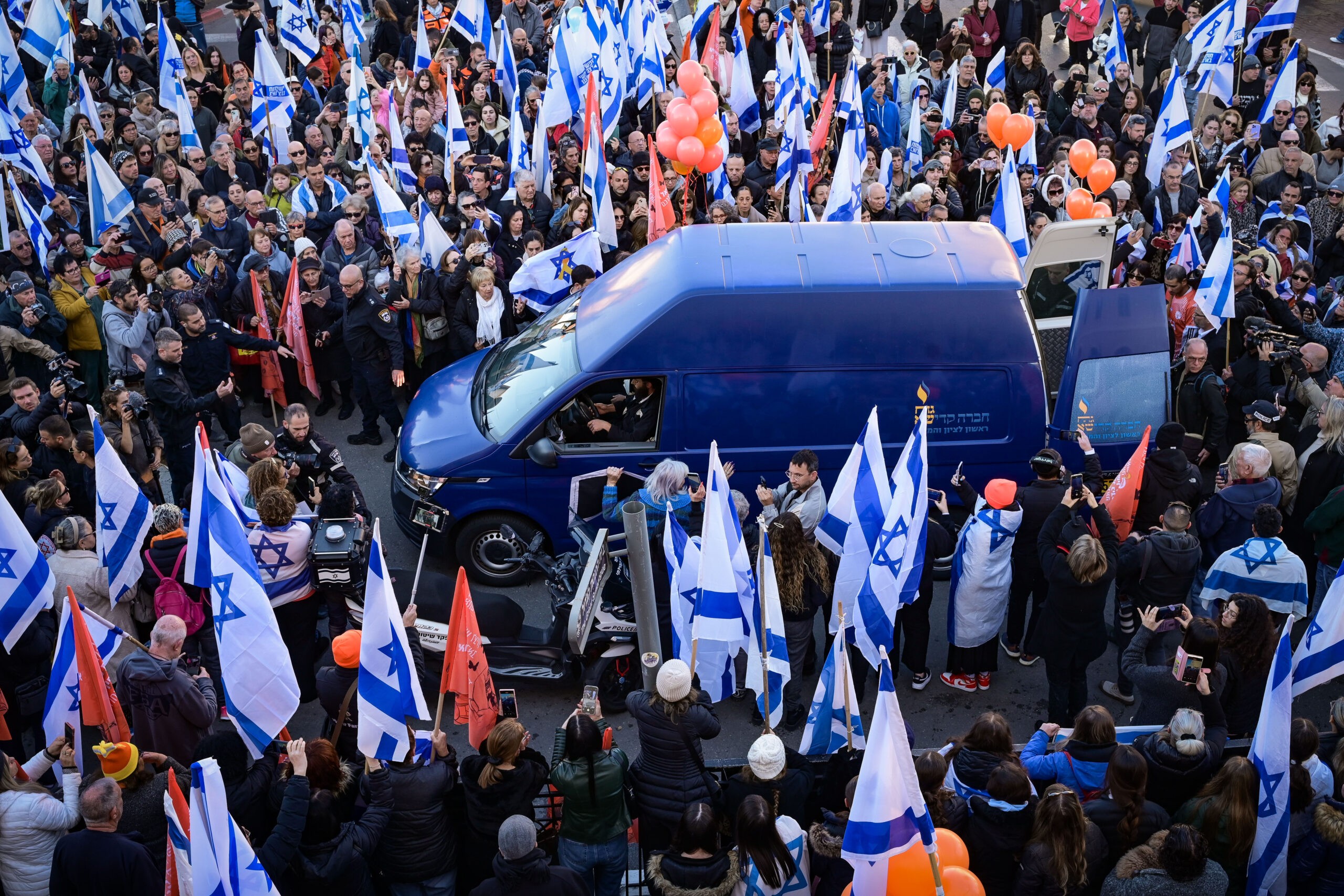 מצמרר: אזרחים פוצחים בשירת התקווה למול השיירה של משפחת ביבס
