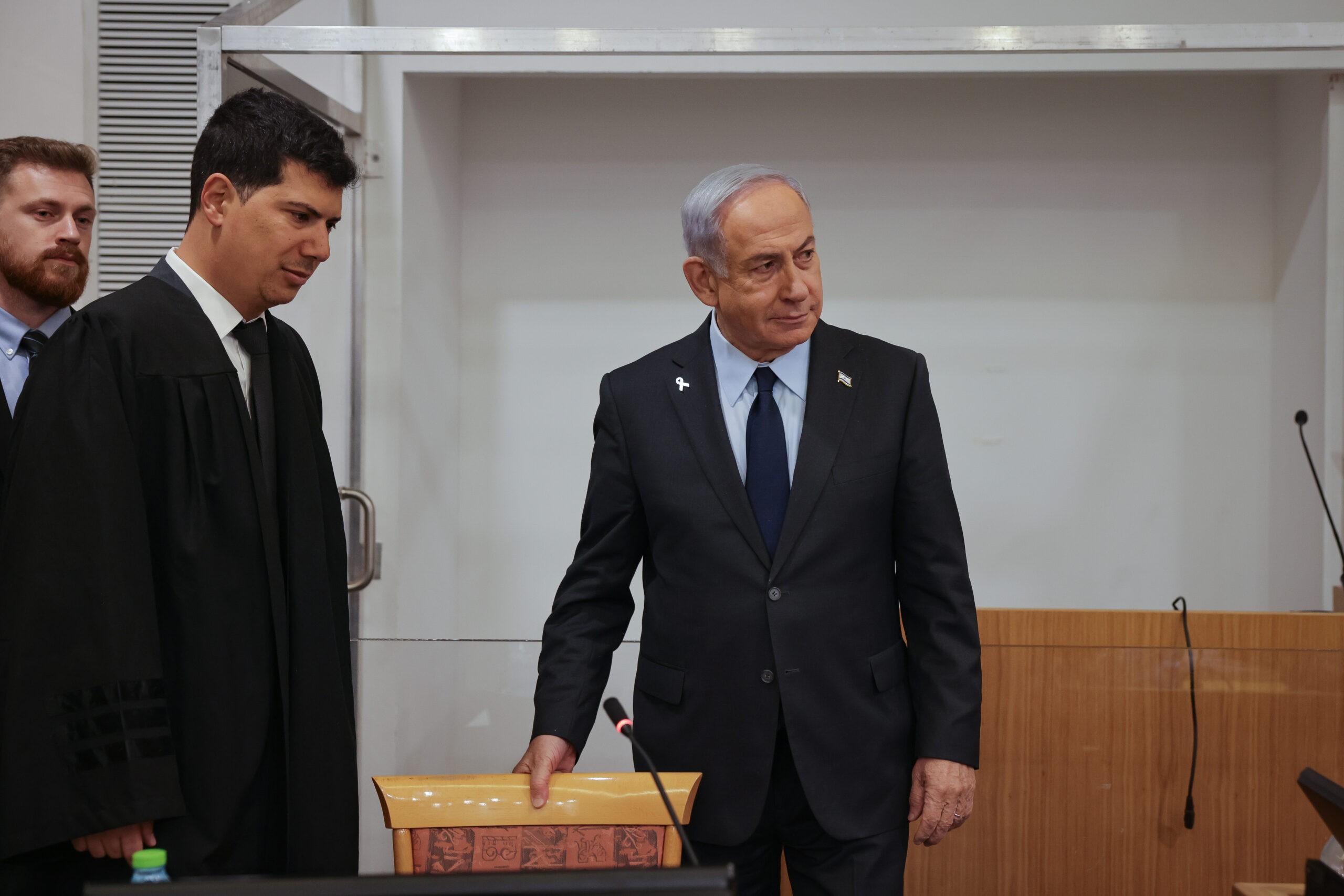 נתניהו דרש לעמוד דקת דומיה - השופטת סירבה