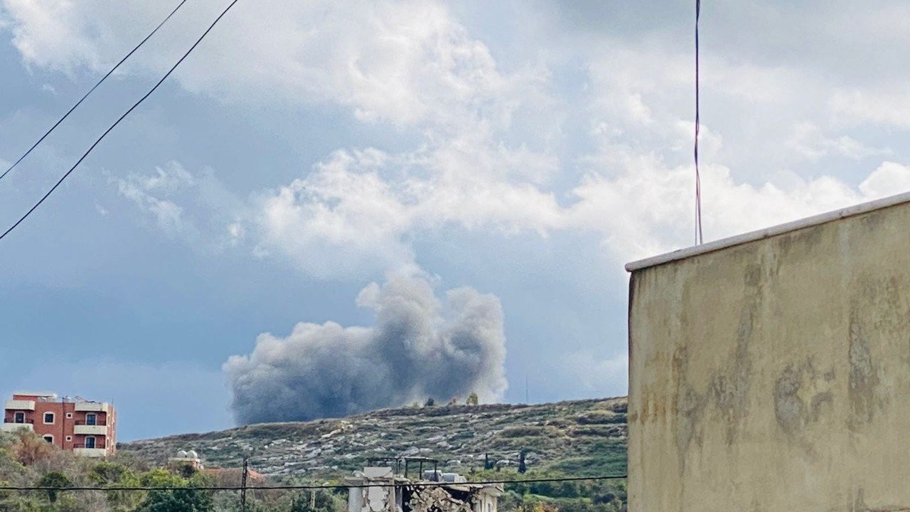 עננת עשן גדולה מאחורי הבתים: תיעוד מהתקיפה בלבנון | צפו
