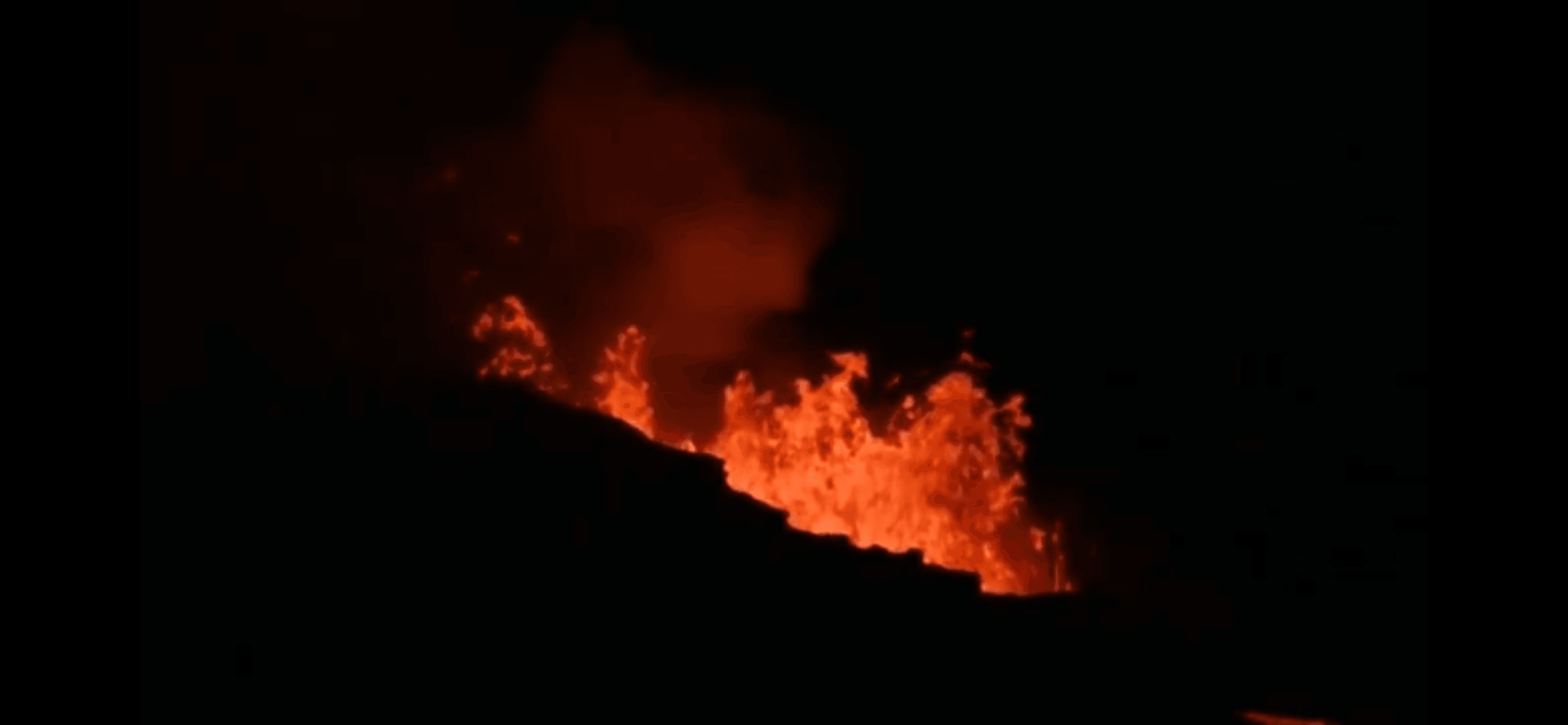 תיעוד יוצא דופן: לבת הר הגעש מתפרצת לגובה של 120 מטרים