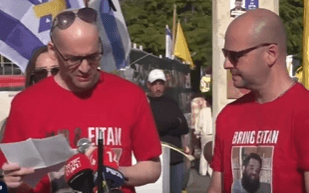בגרון חנוק: יאיר הורן מדליק נר לזכר שירי, אריאל וכפיר ביבס