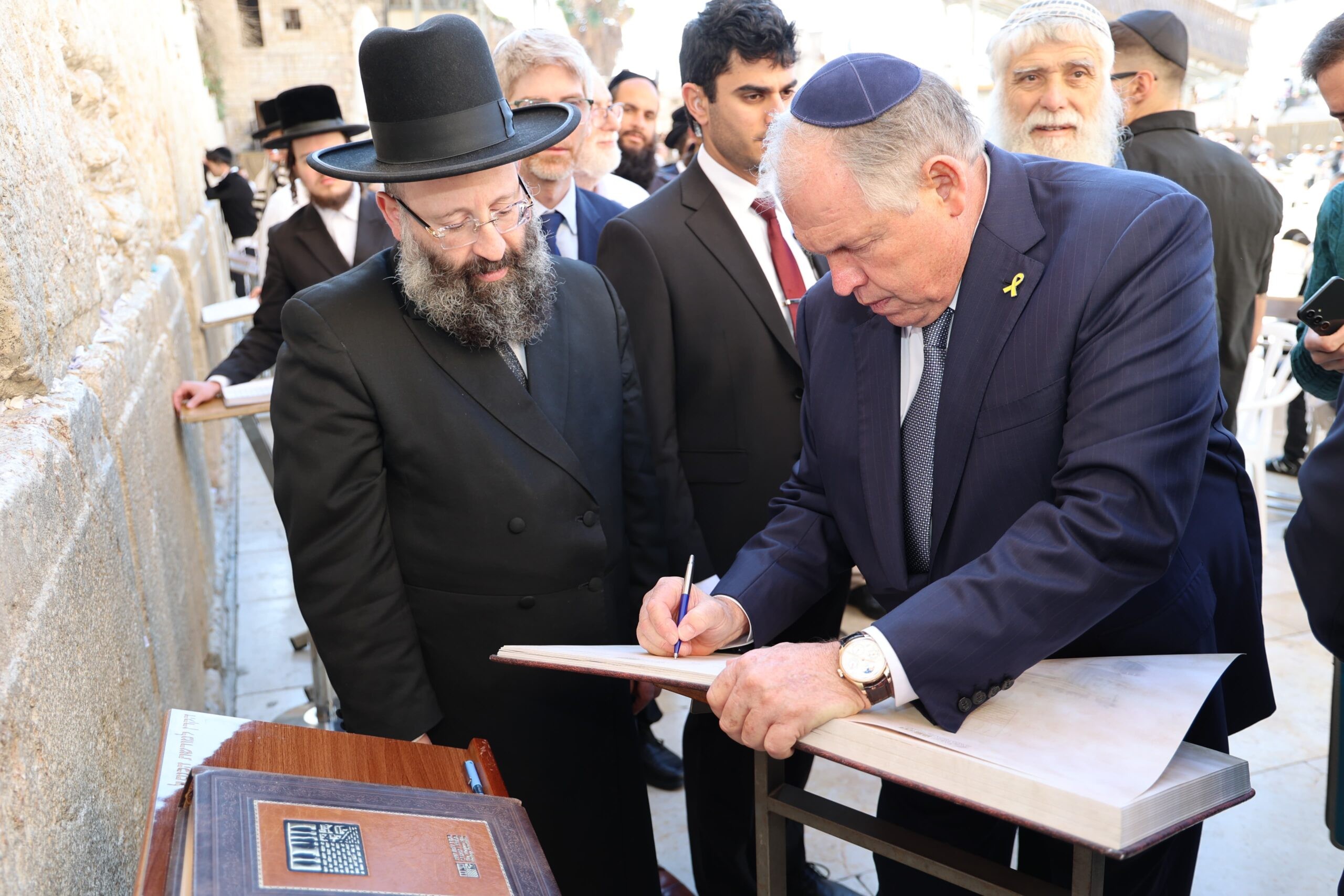 שר החוץ הארגנטינאי בכותל: "אי אפשר להסביר את התחושה כאן"