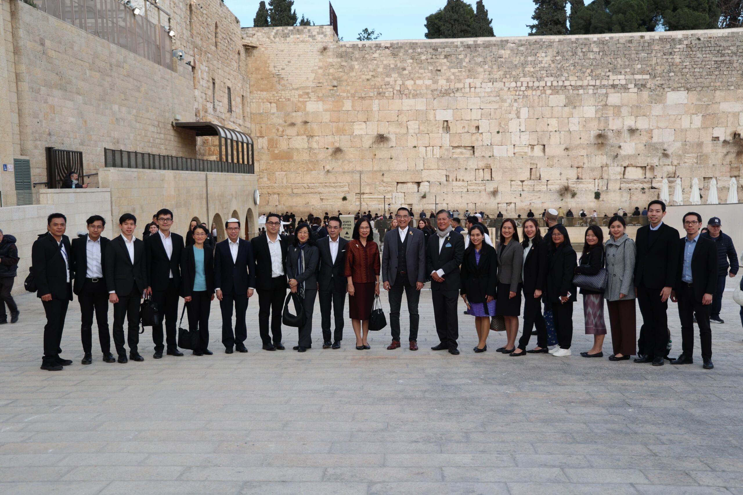 לאחר שחרור 5 החטופים: שר החוץ ורמטכ"ל תאילנד ביקרו בכותל