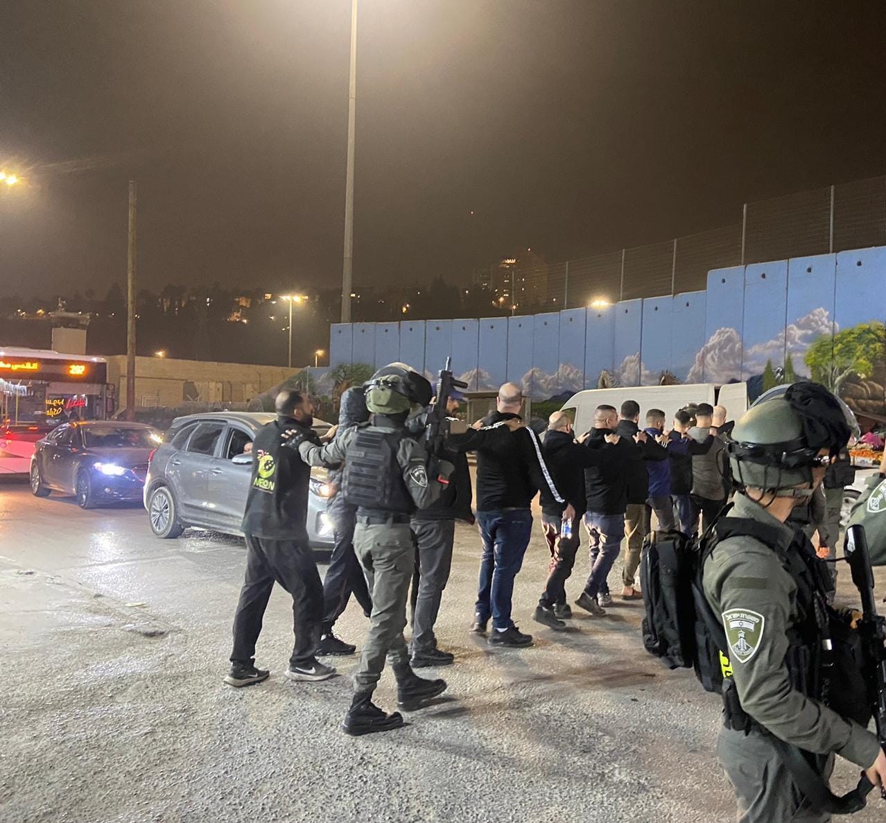 בזמן מעצר שב"חים: ערבים במזרח י-ם תקפו לוחמים באבנים וסלעים