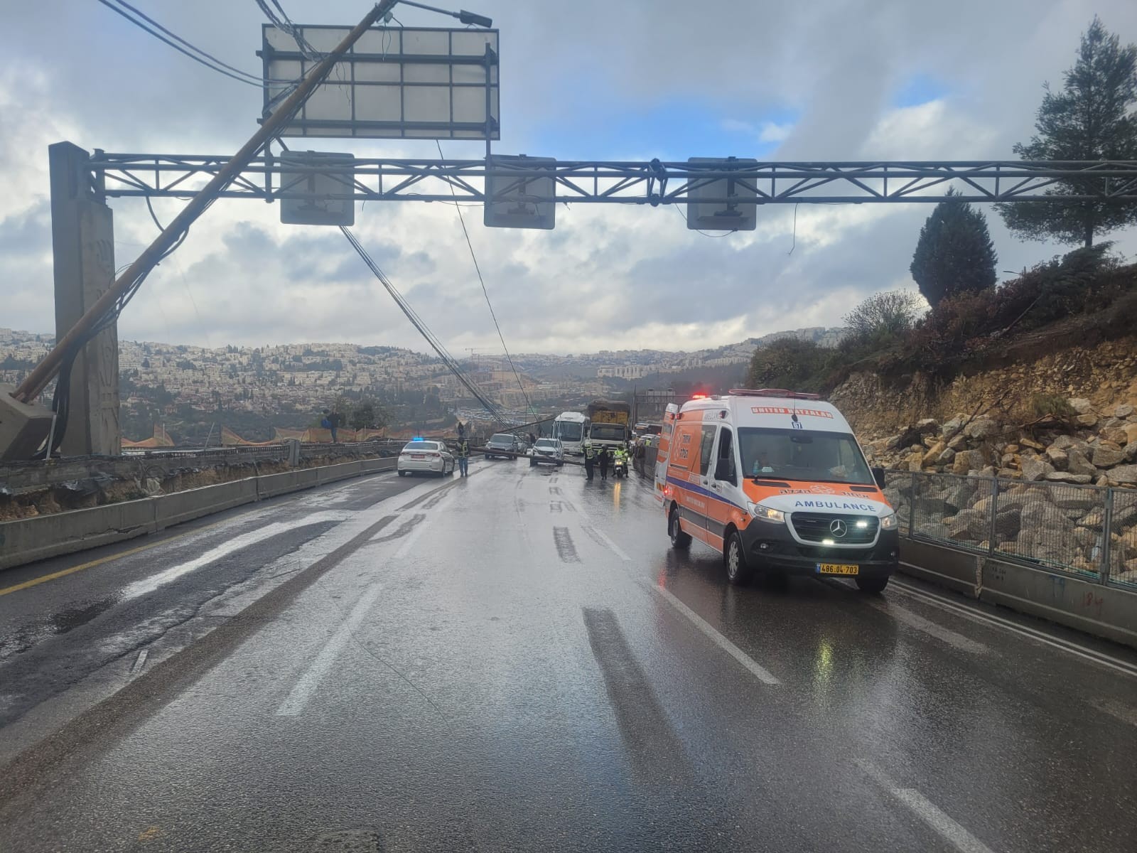 עמודי חשמל קרסו בכביש בגין בירושלים, בת 7 נפגעה באורח קל