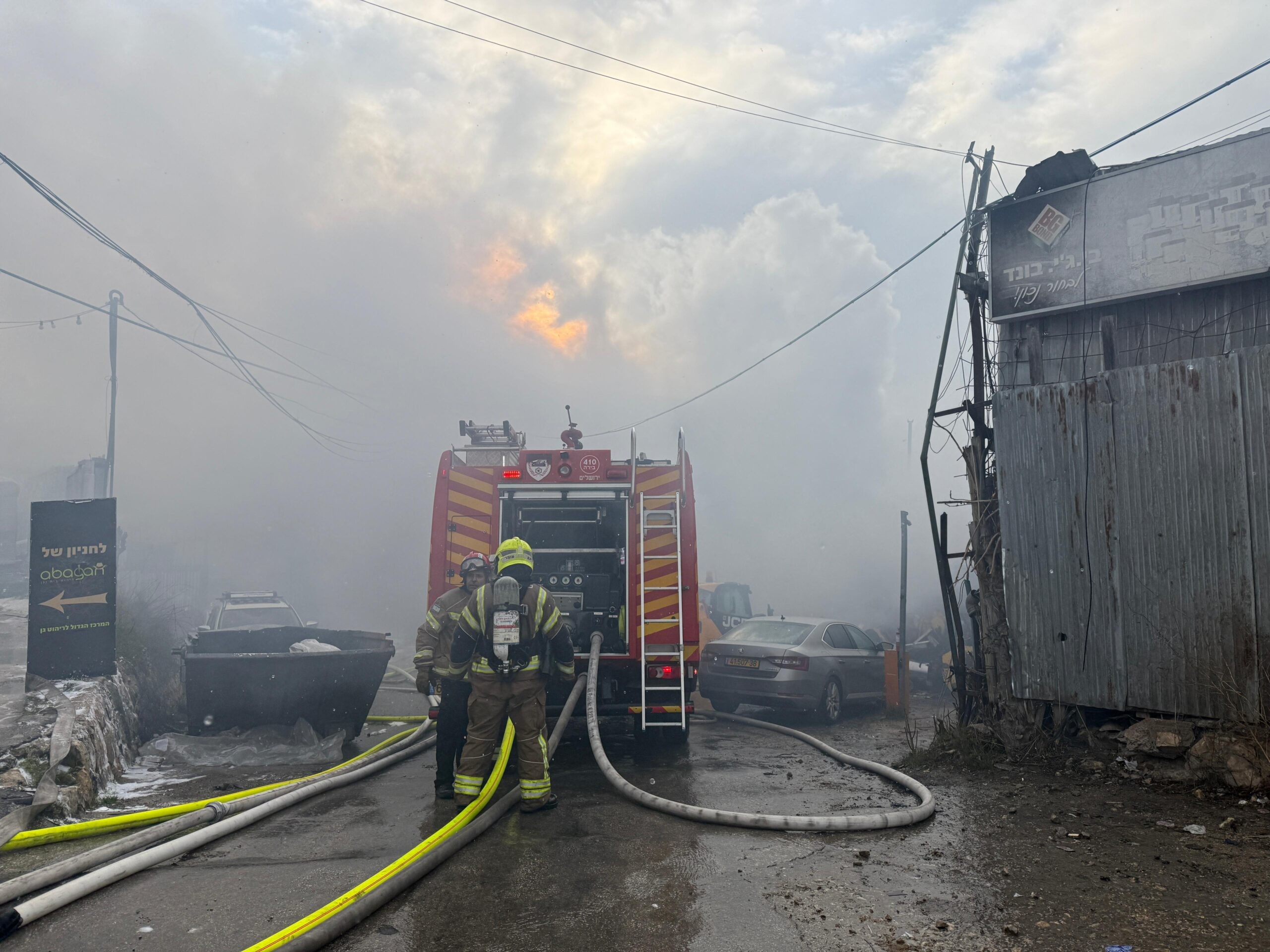 שריפת ענק בירושלים: לוחמי האש מנסים להשתלט על הדליקה