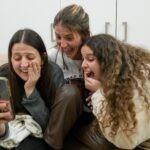 חיבוק ראשון: תיעודים מרגשים מהאיחוד של החטופים עם משפחותיהם