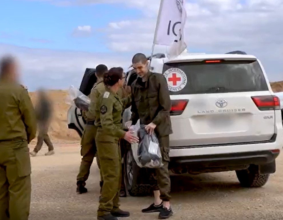 תיעוד מצמרר של אוהד בן עמי ואור לוי עוברים לידי כוחות צה"ל