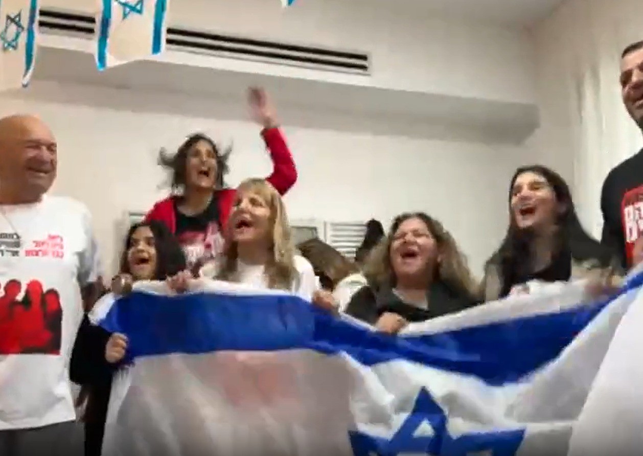 "כמה טוב שבאת הביתה": צפו בחגיגות לרגל שובם של החטופים