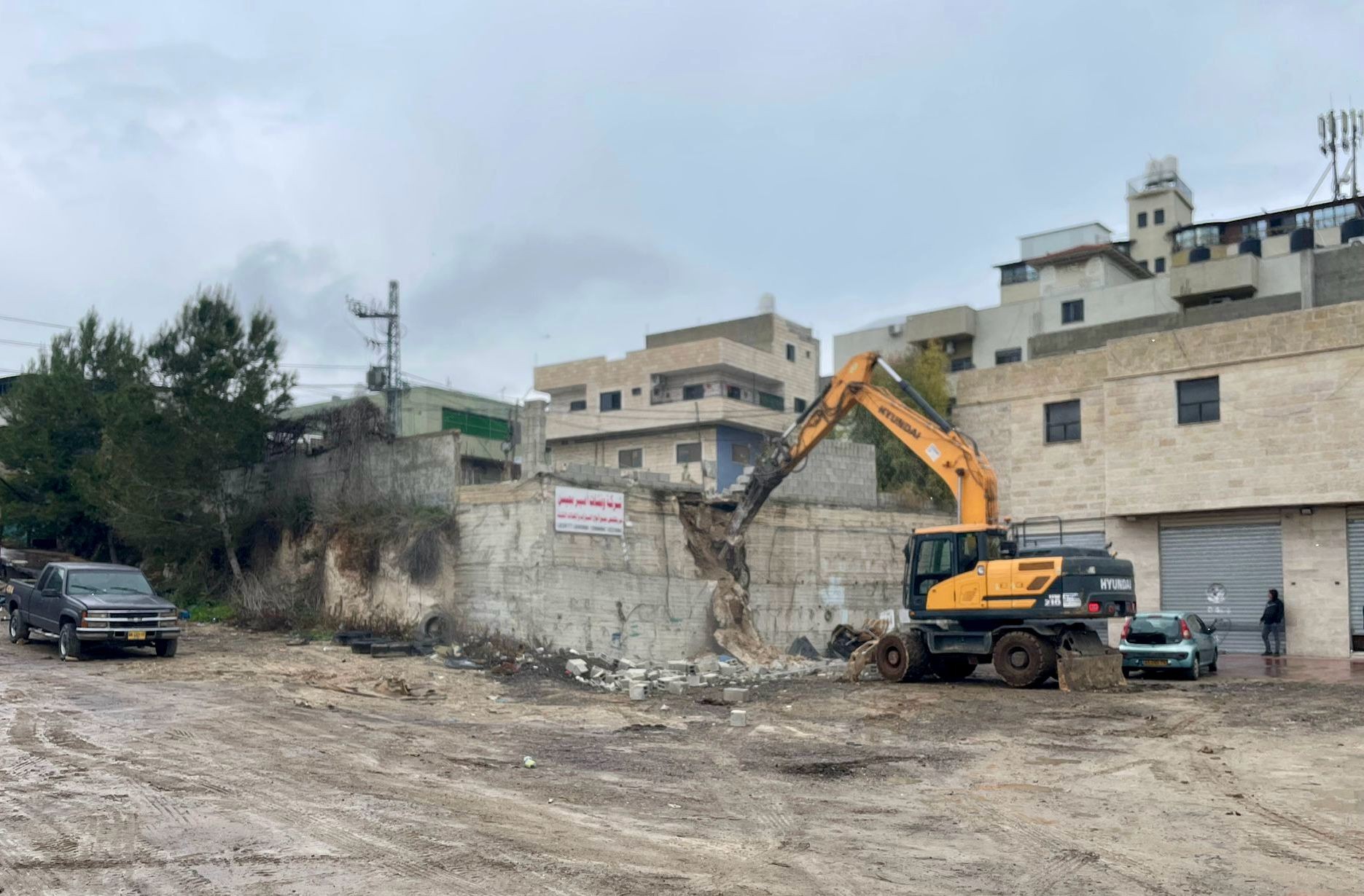 הריסת מבנים בפונדוק: צה"ל והמנהל האזרחי פועלים לאכיפת צווים