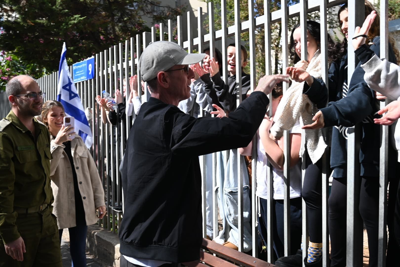 לאחר שחרורו מבית החולים: קבלת הפנים המרגשת לאוהד בן עמי