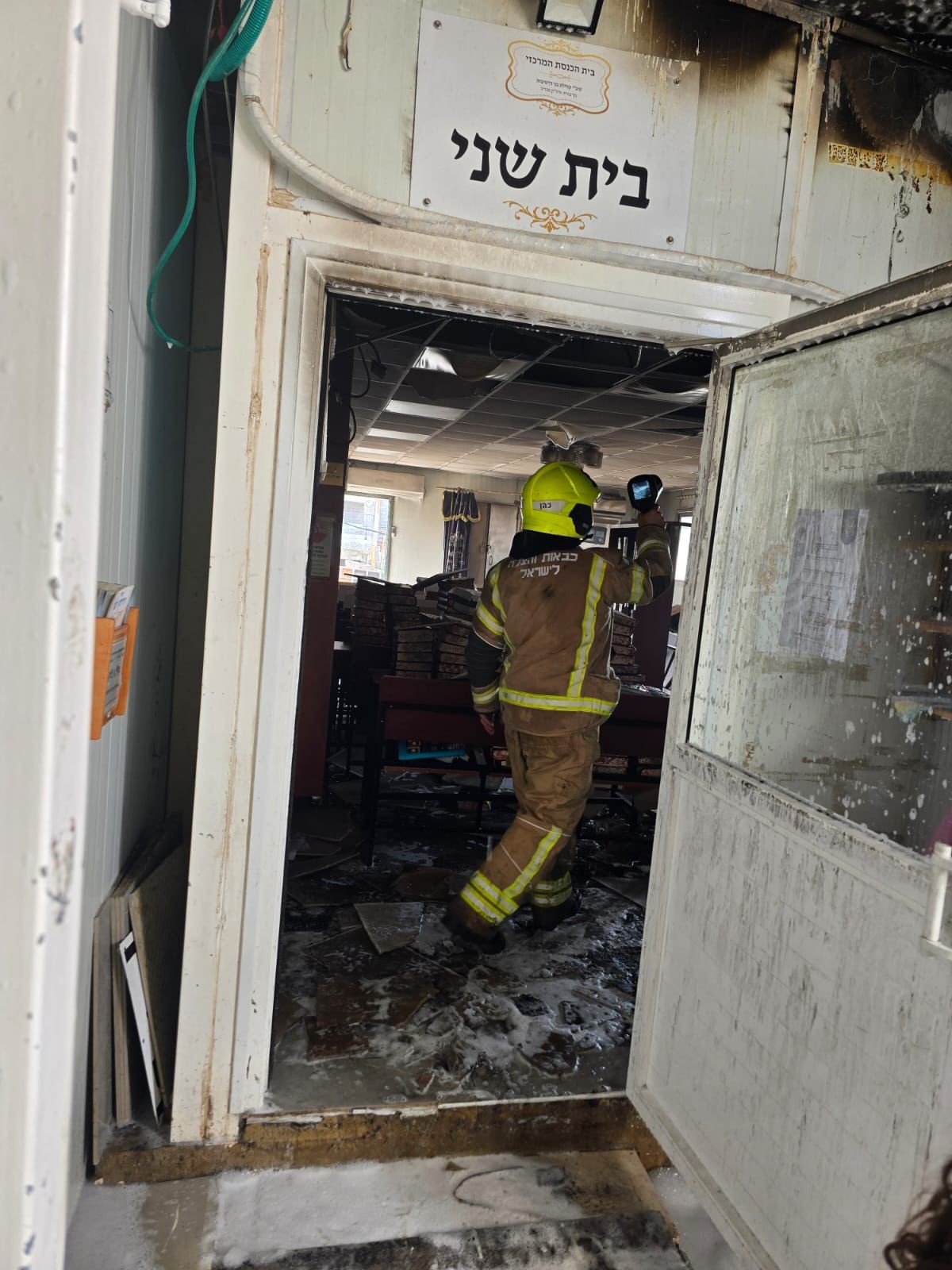 שריפה פרצה בבית כנסת בטבריה, נזק לספרי קודש