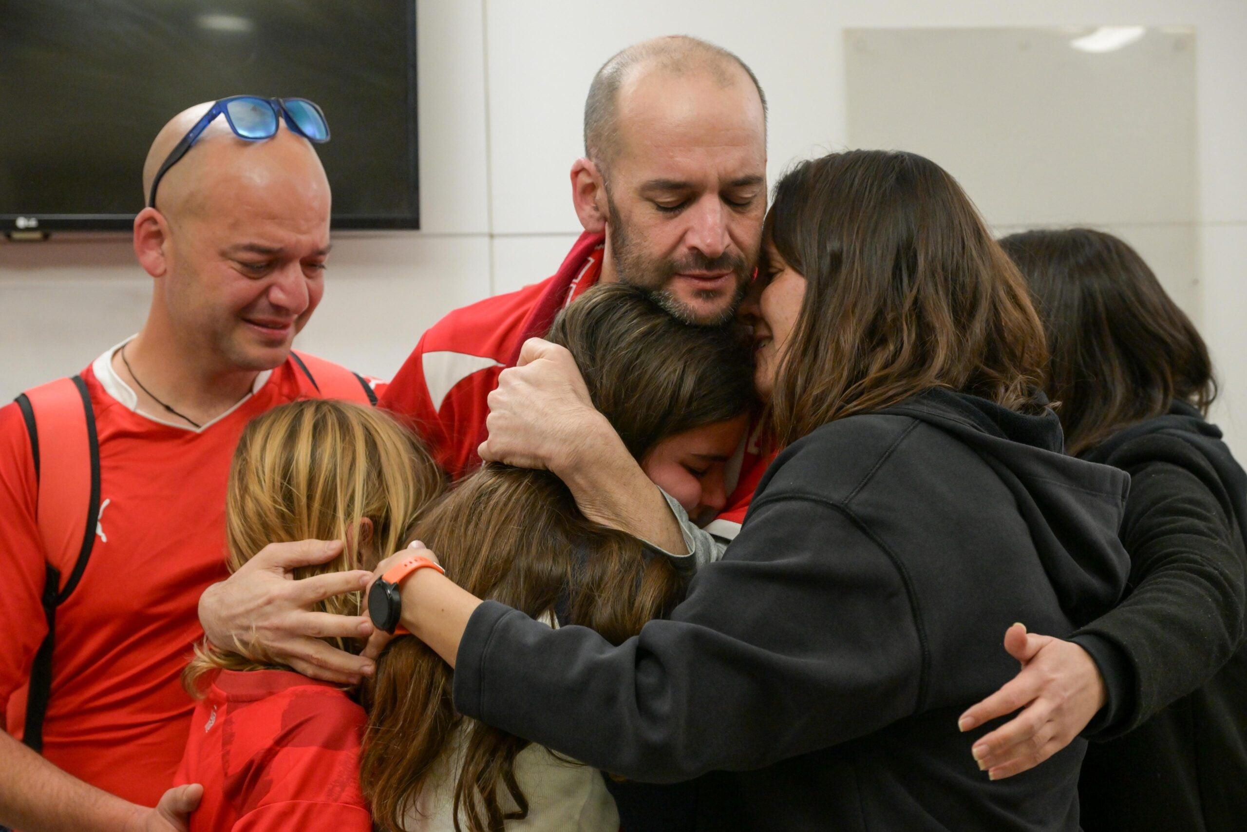 התיעודים המרגשים מאיחוד השבים עם משפחותיהם בבתי החולים
