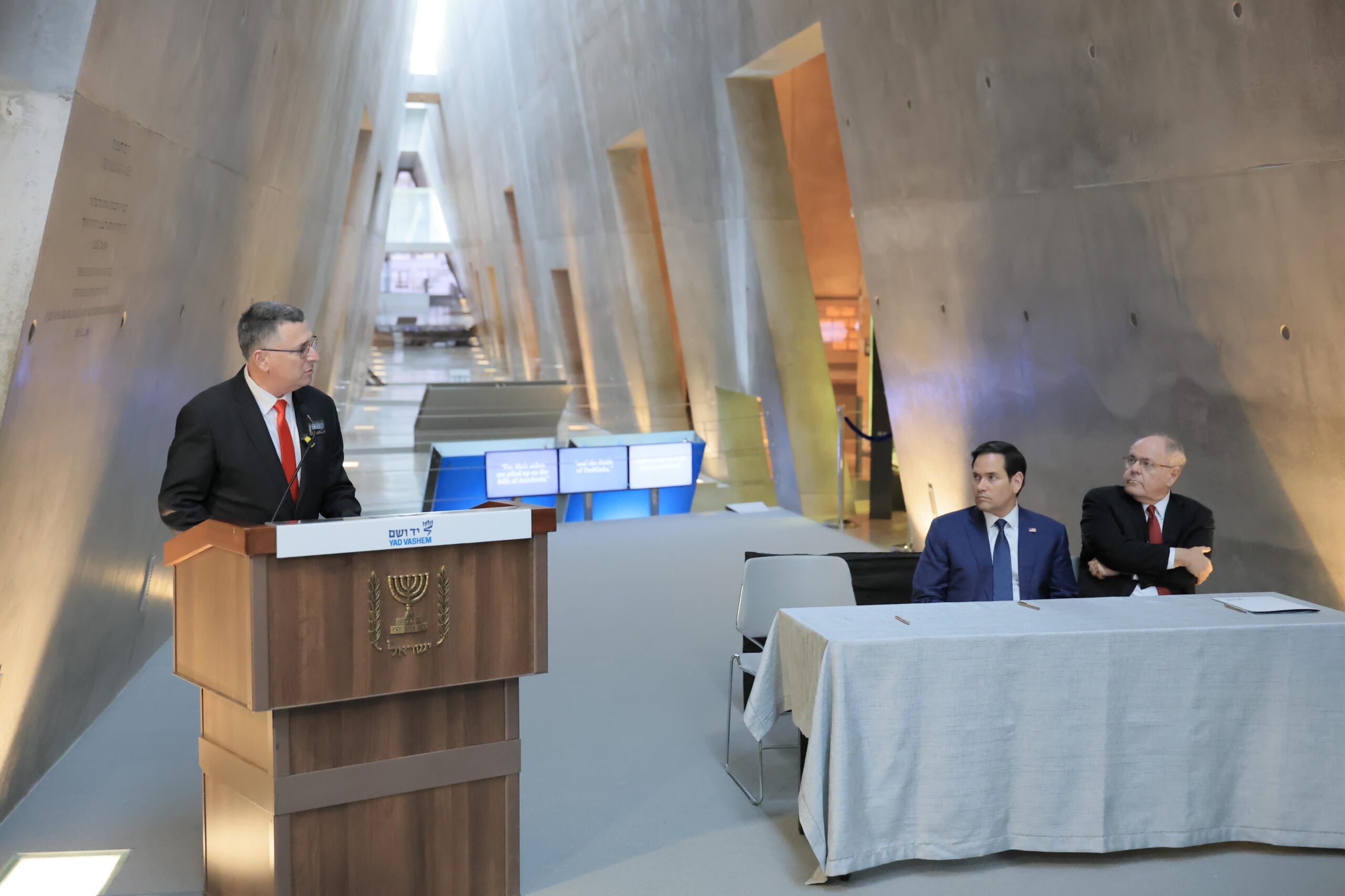 סער ביד ושם: "שילוב בין אי אספקת נשק למתקפה משפטית – מסוכן"