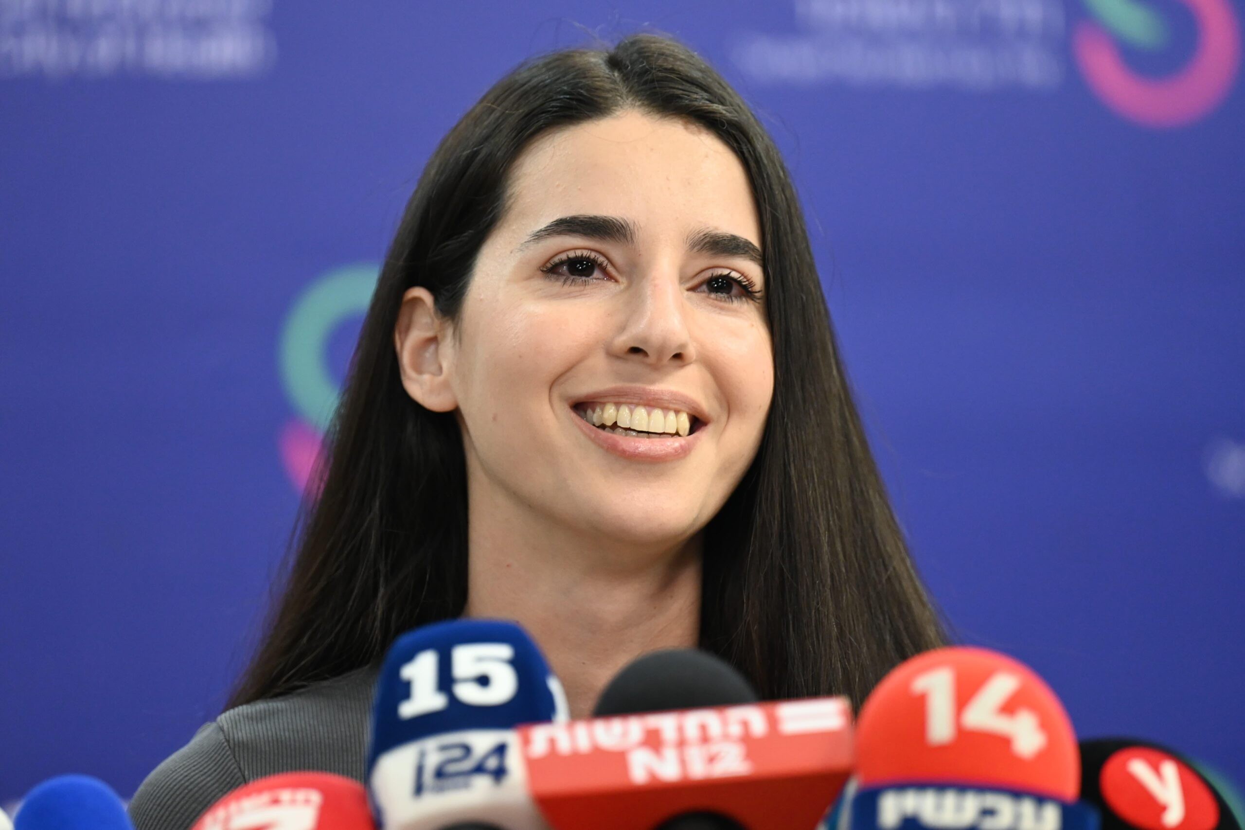 לקראת יום השנה לשחרורה: שורדת השבי ספיר כהן משיקה סינגל חדש
