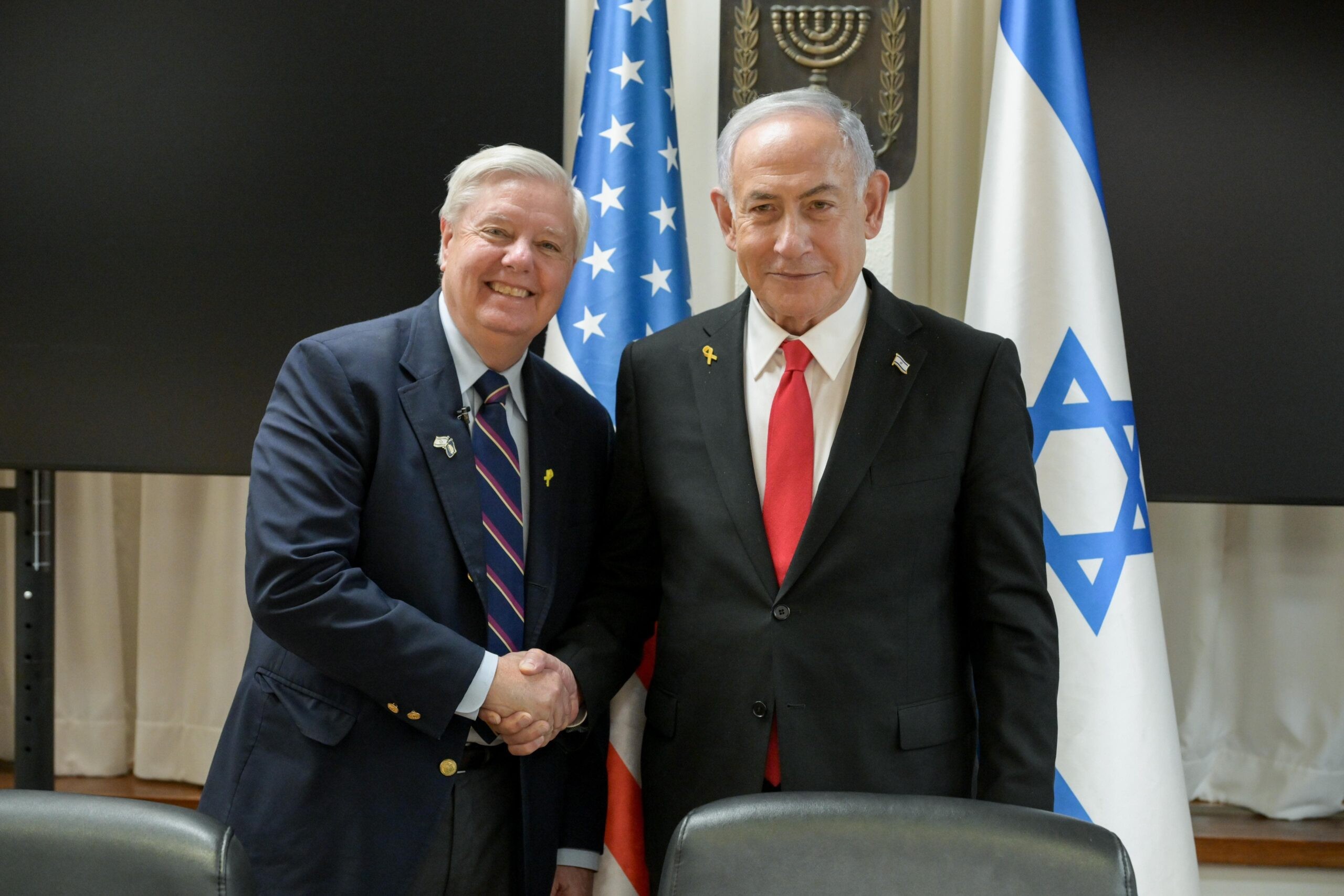 הסנאטור המקורב לטראמפ: מגיע לפגוש את רה"מ נתניהו בישראל