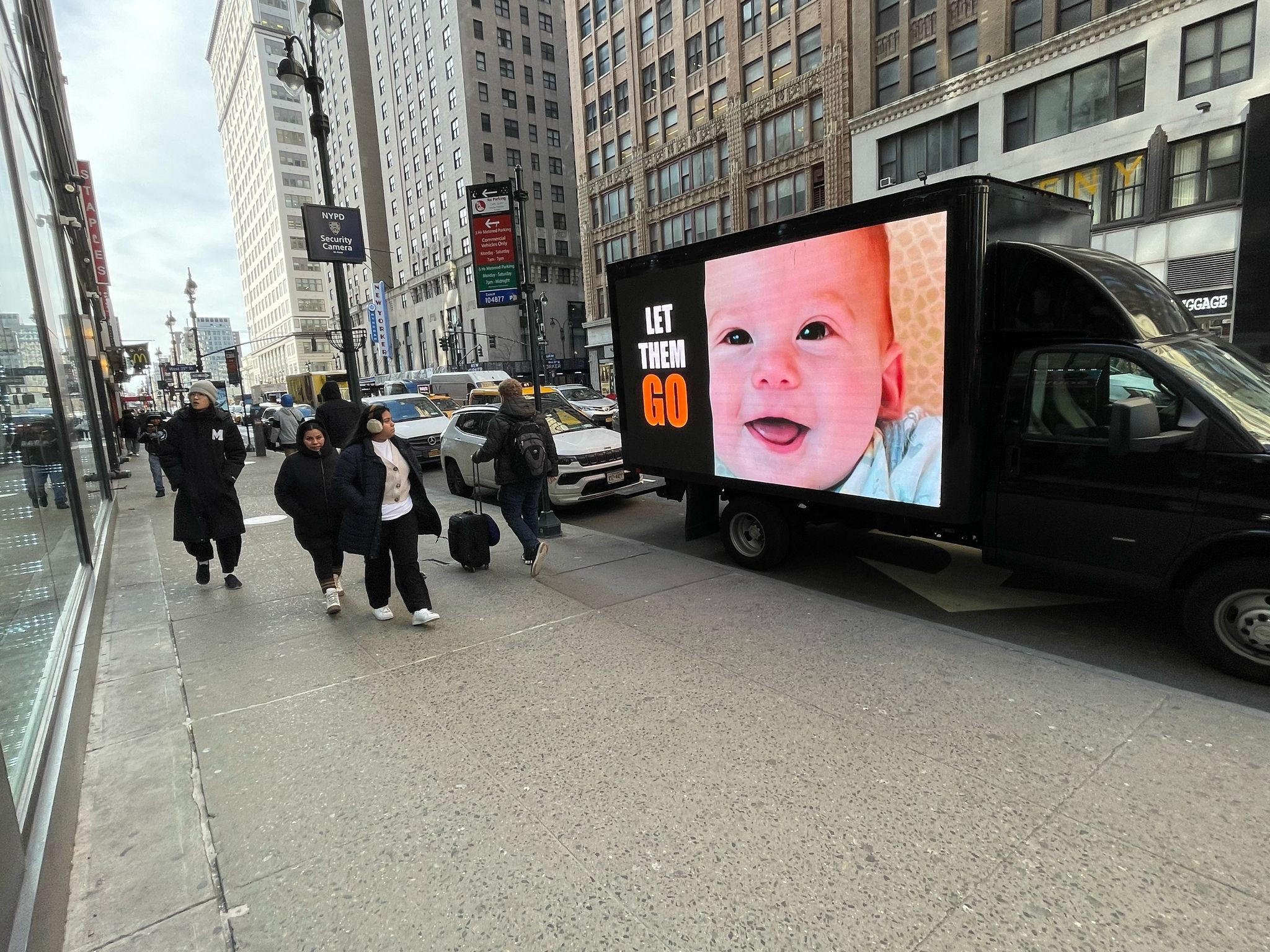 צפו: משאית עם תמונות החטופים נוסעת ברחבי ניו יורק