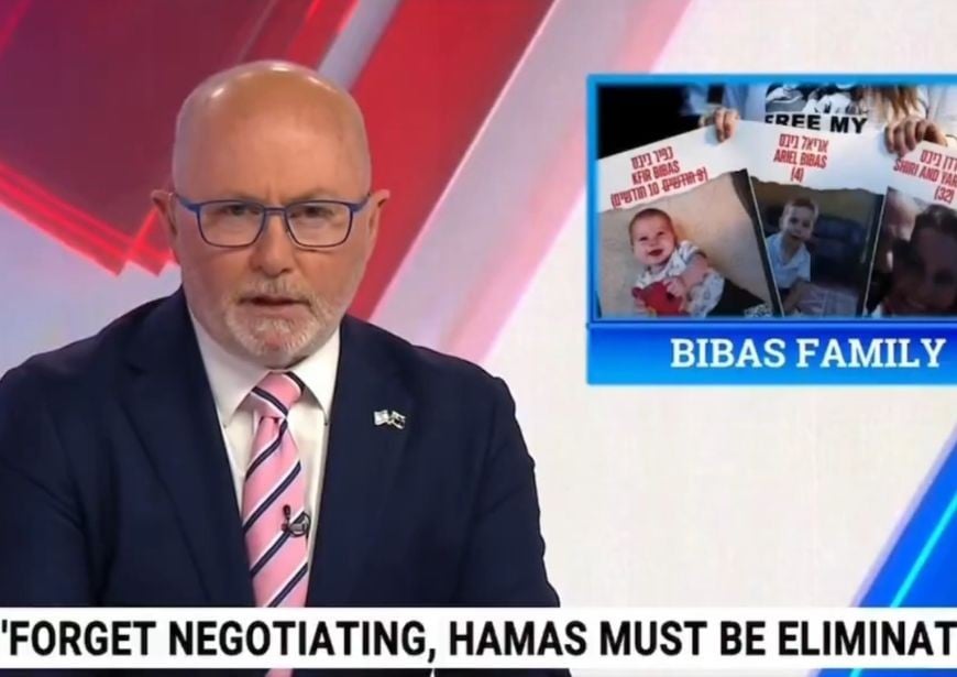 מגיש החדשות פרץ בבכי כשדיווח על גורל משפחת ביבס | צפו