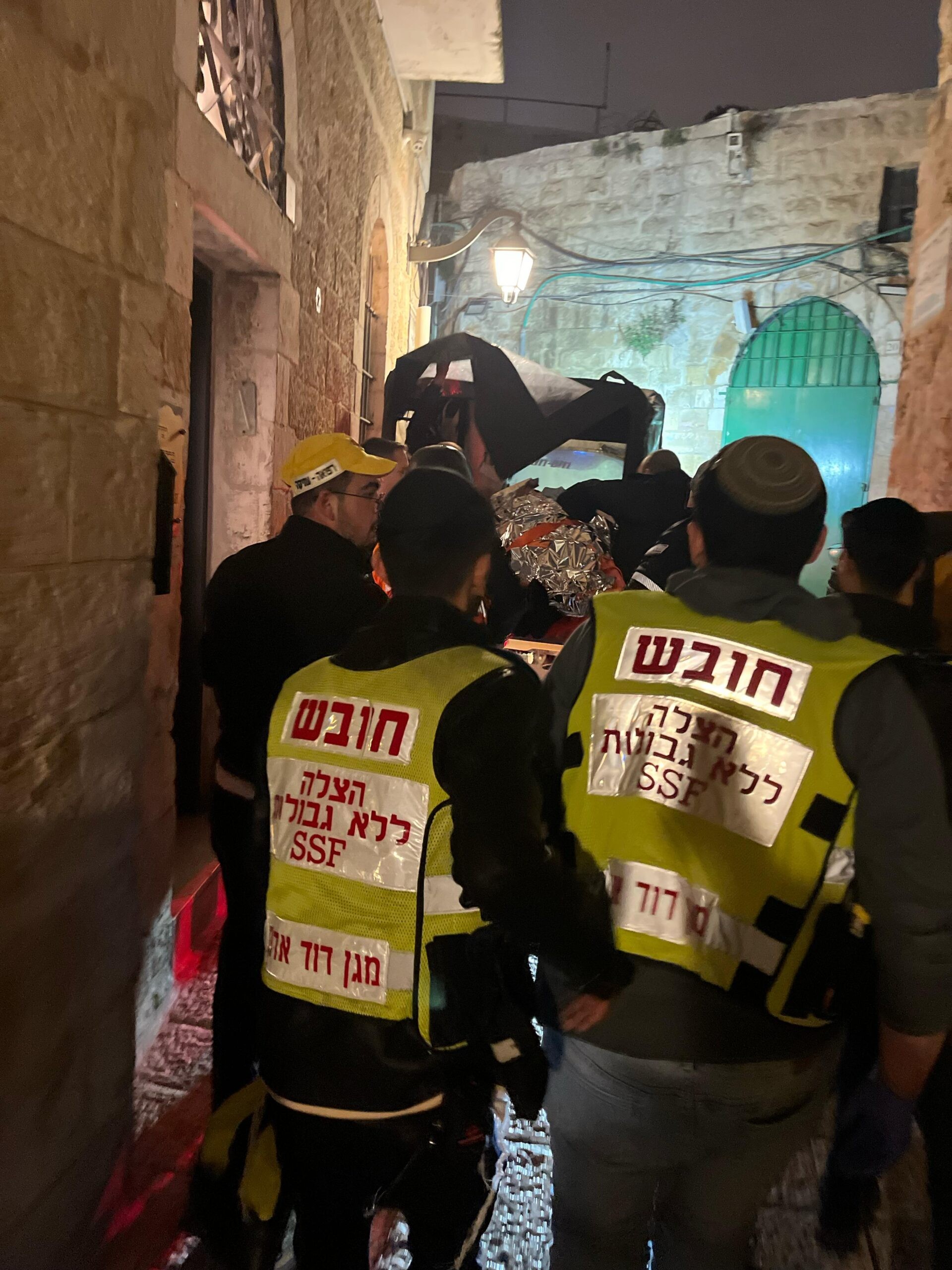 התוקף פלש לבית האישה, תקף אותה בצווארה לעיני ילדיה - ונמלט