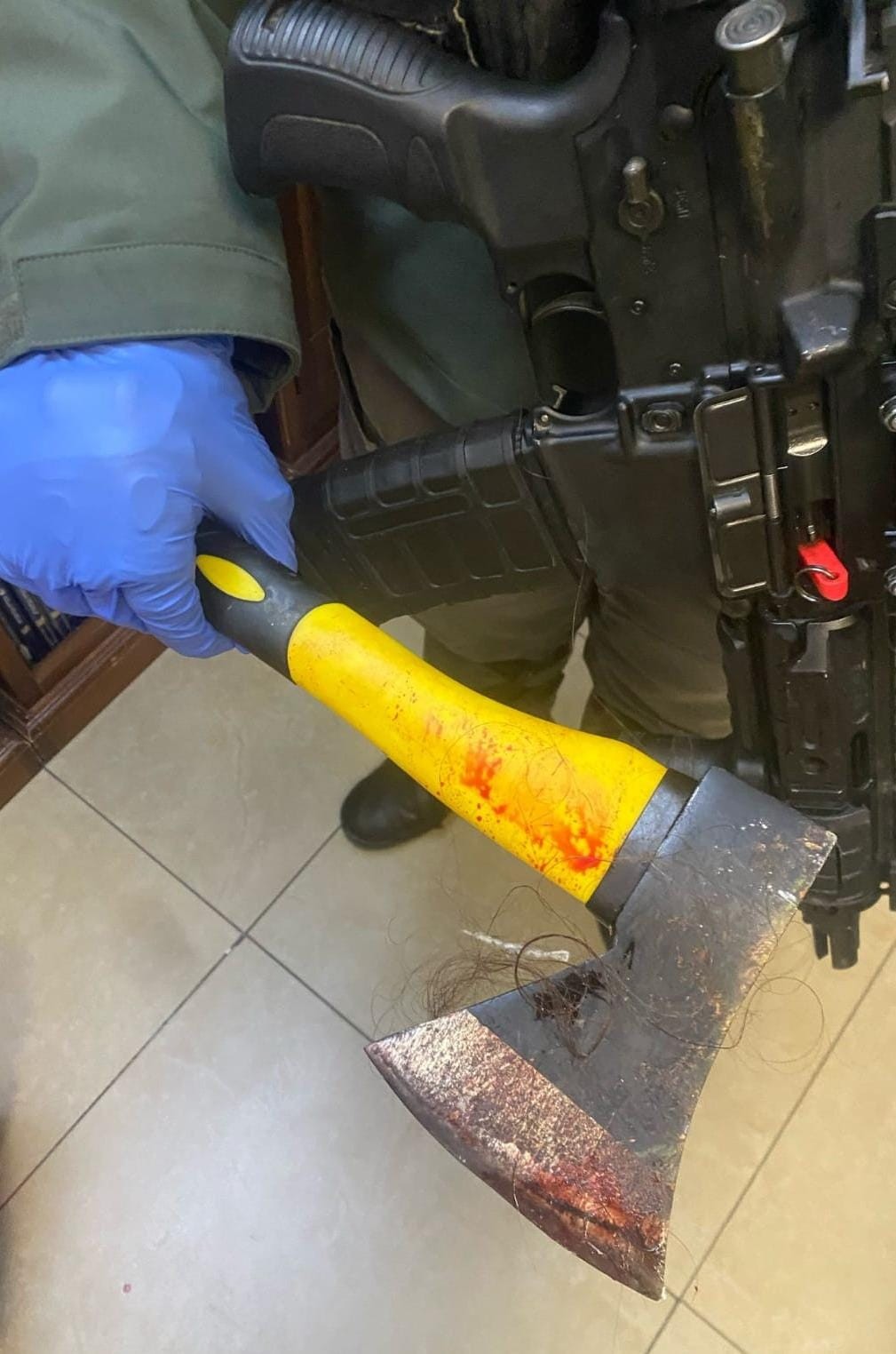 האישה פונתה באמצעות טרקטורון, תיעוד: הגרזן ששימש את התוקף