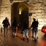 החשוד נמלט – המשטרה מעריכה כי הוא מסתתר בסמוך לזירה