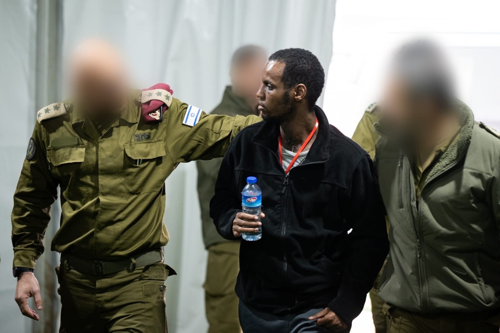 צפו: שורד השבי אברה מנגיסטו צעד על שביל החופה - זו הסיבה