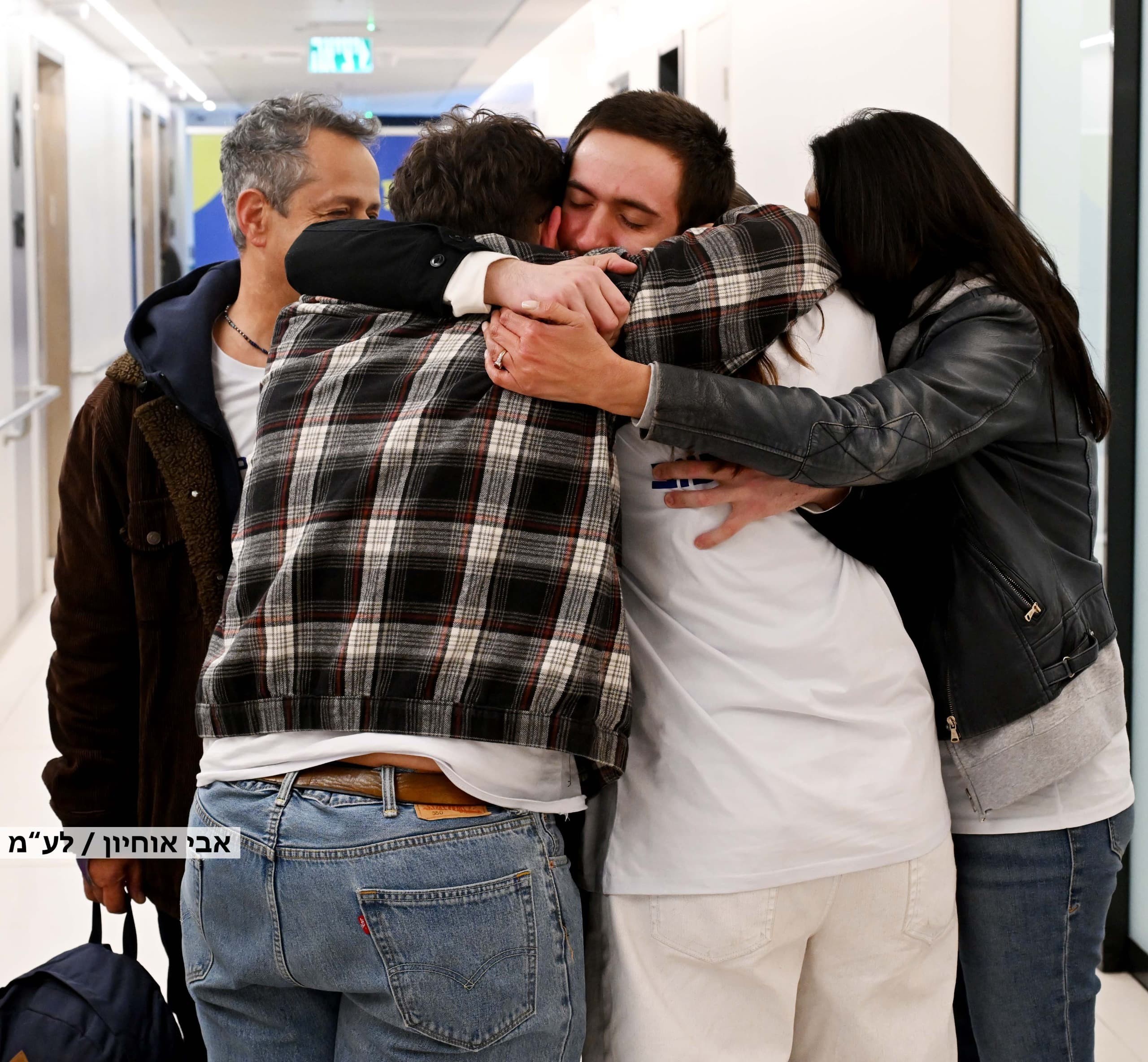 משפחתו של עומר שם טוב מגיבה לראשונה לנשיקה הכפויה למחבל