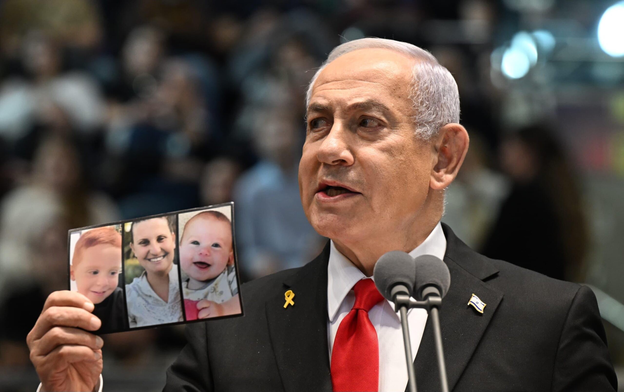 רה"מ הציג לקצינים את תמונתם של בני משפחת ביבס שנרצחו בשבי